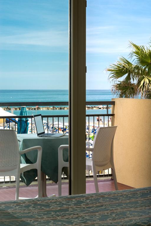 Hotel Belsoggiorno カットーリカ エクステリア 写真